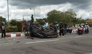 IMG_20251125_210000_181 Sebuah mobil pick up berwarna hitam dengan nomor polisi KH 8677 AW mengalami kecelakaan tunggal di Bundaran Seth Adji, Palangka Raya (Foto : Ist)
