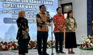 Bupati Barito Utara, Shalahudin didampingi isteri dan Wakil Bupati Felix SY Tingan didampingi isteri saat memberikan sambutan (Foto : Ist)