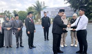 Penyerahan SK bagi 143 PPPK Tahap II di halaman Kantor Bupati Barito Utara (Foto : Ist)