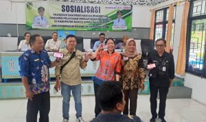 Disdukcapil Barito Utara Barito Utara melaksanakan kegiatan sosialisasi prosedur dan persyaratan penerbitan pokumen pelayanan pendaftaran penduduk di Aula Kecamatan Teweh Baru (Foto : Ist)