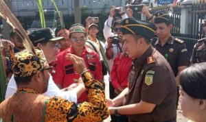 Bupati Barito Utara, Shalahuddin saat menyambut kedatangan Kejari Barito Utara Fredy Feronico Simanjuntak, dengan upacara tradisi adat potong Hompong (Foto : Ist)