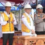 Pj Bupati Barito Utara, Indra Gunawan meresmikan pemancangan tiang pertama Mako Polres Barito Utara (Foto : Ist)