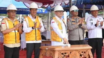 Pj Bupati Barito Utara, Indra Gunawan meresmikan pemancangan tiang pertama Mako Polres Barito Utara (Foto : Ist)