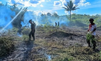 Kegiatan pembukaan lahan baru oleh personel Satgas TMMD ke-126 Kodim 1013/Mtw di Desa Jamut (Foto : Ist)