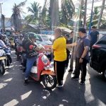 Bupati Barito Utara, Shalahuddin membagikan sayur, telur dan bahan pangan lainnya kepada para pengendara (Foto : Ist)