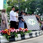 Bupati Barito Utara, Shalahuddin melepas pawai ta aruf MTQH ke XXXIII tahun 2025 di Bundaran Buah Muara Teweh (Foto : Ist)