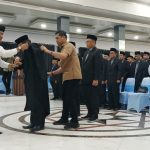 Gubernur Kalteng, Agustiar Sabran memasangkan baju toga kepada Ketua Dewan Hakim MTQH ke-XXXIII Tingkat Provinsi Kalteng tahun 2025 (Foto : Ist)