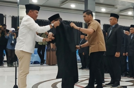 Gubernur Kalteng, Agustiar Sabran memasangkan baju toga kepada Ketua Dewan Hakim MTQH ke-XXXIII Tingkat Provinsi Kalteng tahun 2025 (Foto : Ist)