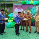 Bupati Barito Utara, Shalahuddin bersama Wakil Bupati Felik SY Tingan saat penerima sapras kesehatan usai peringati HKN ke-61 tahun 2025 (Foto : Ist)