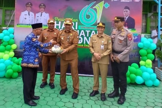Bupati Barito Utara, Shalahuddin bersama Wakil Bupati Felik SY Tingan saat penerima sapras kesehatan usai peringati HKN ke-61 tahun 2025 (Foto : Ist)
