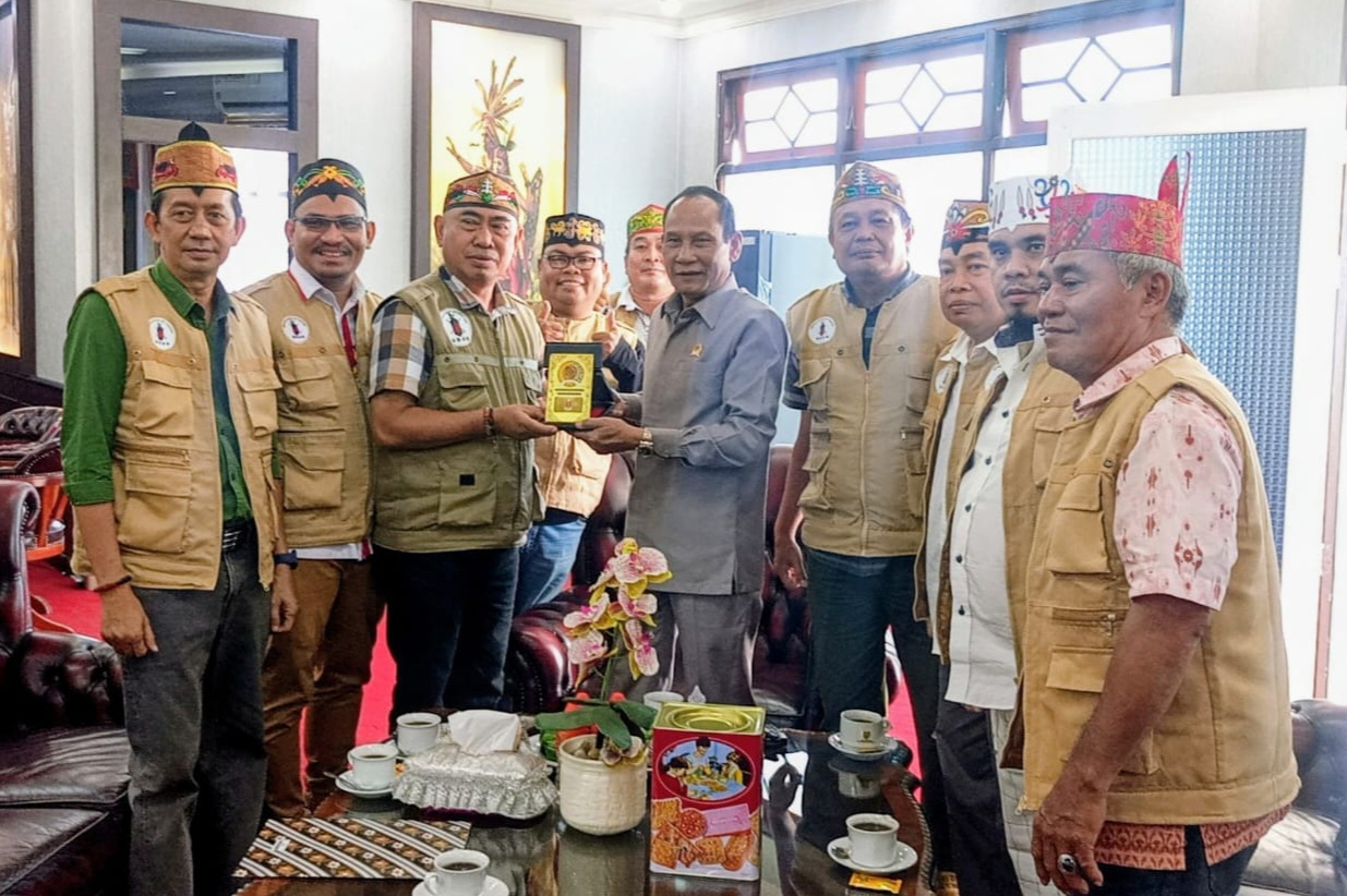 Ketua DPRD Kalteng, Arton S Dohong saat menerima kunjungan pengurus GDAN di Kantor DPRD Kalteng (Foto : Ist)