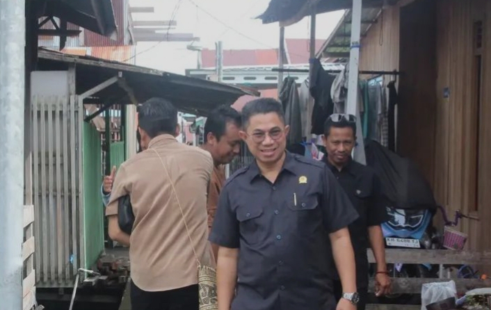 Wakil Ketua III DPRD Kalteng, Junaidi saat meninjau debit air di Komplek Mendawai, Kota Palangka Raya (Foto : Ist)