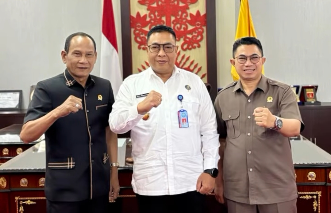 Ketua DPRD Kalteng, Arton S Dohong dan Wakil Ketua III DPRD Kalteng, Junaidi saat menerima kunjungan Kepala BNNP Kalteng, Kombes Pol Mada Roostanto (Foto : Ist)