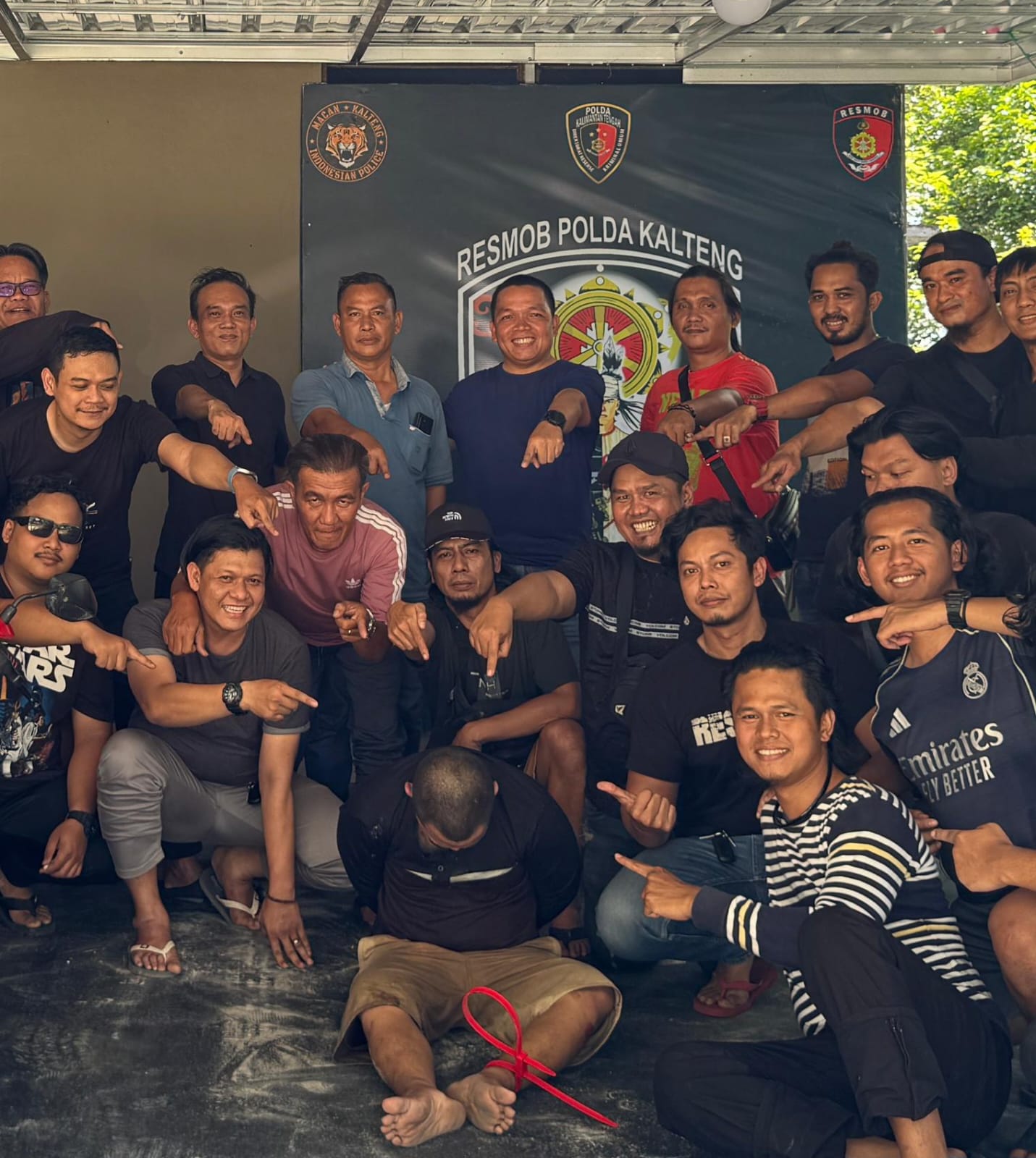 PENANGKAPAN : Plh Kapolresta Banjarmasin, Kombes Timbul Siregar (Tengah Berdiri) usai pimpin pengangkapan pelaku kasus pembunuhan.